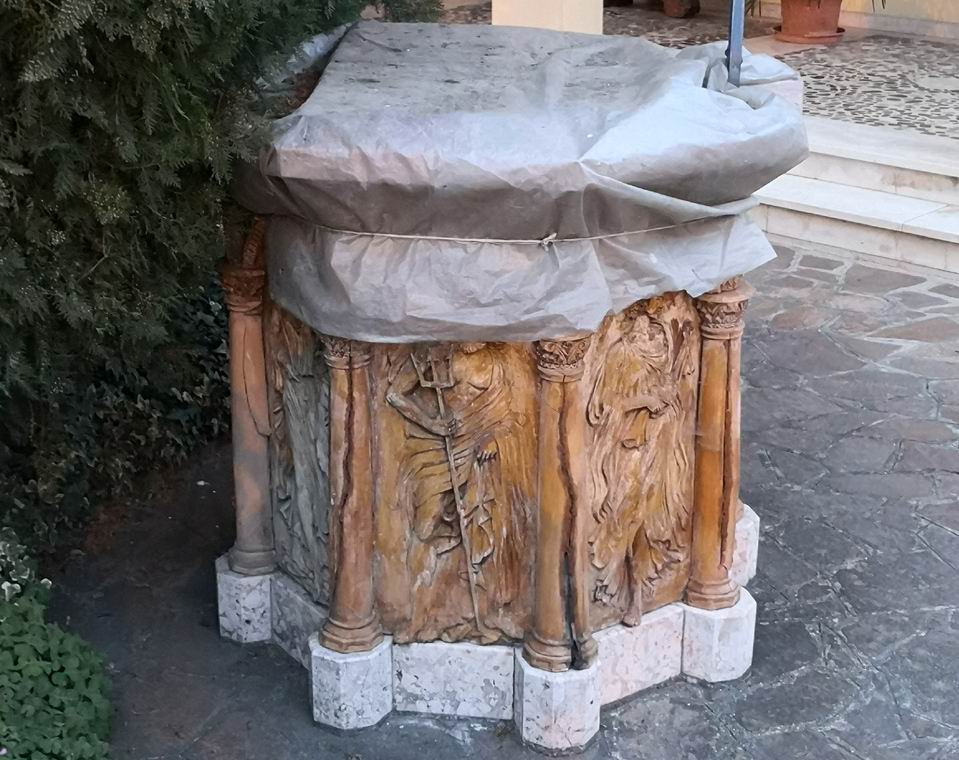 immagine del rivestimento di un pozzo a sette facciate eseguito in terracotta e raffigurante divinita greche Facciate di pozzo a sette lati raffigurante le divinità greche