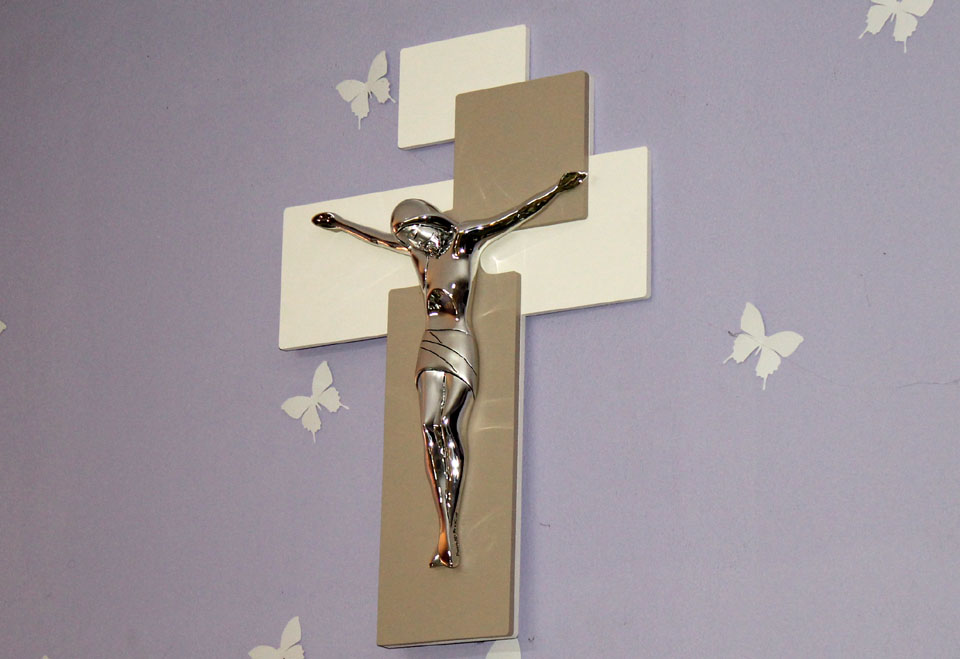 Croce in legno 40x30cm con Cristo in resina argentata Sacri da appendere al muro